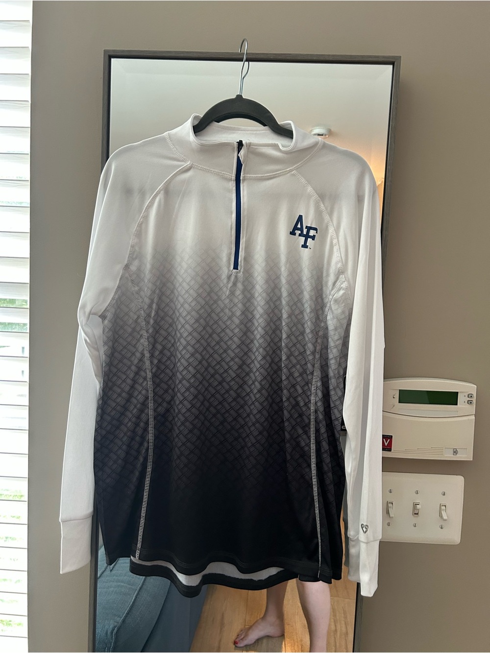 Colosseum Air Force Women’s XXL White and Gray Gradient Athletic Pullover NWT